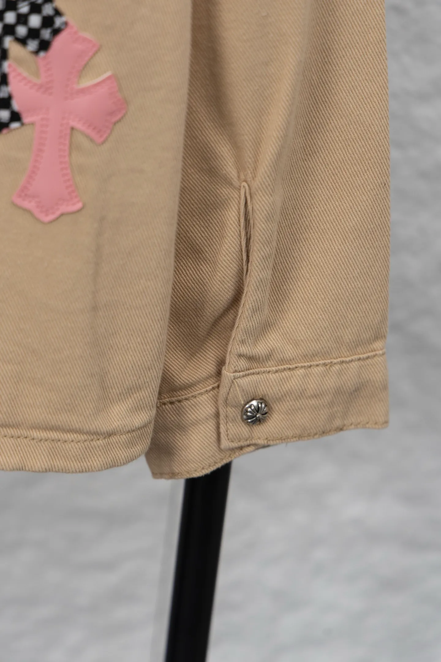 P260 model number/F110 chrome hearts 2025 new limited edition cherry blossom pink checkerboard leather Work Dog Jacket khaki denim jacket denim jacket vi Top heavy industry fashionable design] Consistent high street luxury style creation. Speaking of this style, the Zangyin family and GU family are definitely the leading representative brands. Especially the Zangyin family has really achieved a state-of-the-art effect in creating high street style. The unique washed material is used to create this style. The color system is quite eye-catching. After it is decorated with patchwork cross flowers, it cleverly highlights the charm of the brand. Secondly, this style uses classic The classic high-waist cutting design highlights the long legs and fashionable temperament of the upper body. The brand is highly recognizable and the slim fit configuration is more suitable for daily wear. It is a product that interprets personality, fashion, and specifications at a glance. This single product is enough to make any fan excited. It can be a white T-shirt for youthful preppy style, or a tight suspender for lady style. It has strong matching ability and can be easily controlled by men.  [Materials and craftsmanship] Needless to say, this point goes without saying. As an excellent craftsman brand, Zangyin’s requirements for details and craftsmanship are really perfect. The washed color of this model has gone through so many processes, not to mention the embellishment of denim appliques. It is also purely hand-made and sewn. Just like what they believe in, only hand-made things have soul and have the meaning of wear. A top-notch heavy-duty fashionable denim item, I look forward to your perfect interpretation! !  Color: Picture color Version: Loose